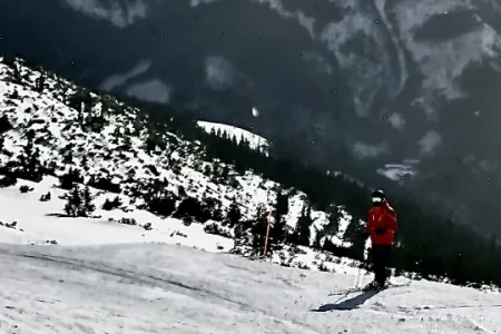 Winter Wonderland: Skiing and Snowboarding in Gulmarg